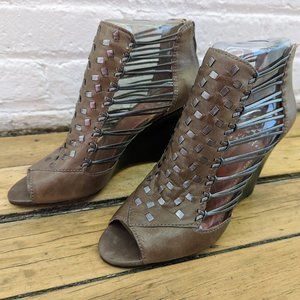 Womens Vince Camuto Vick Tan Silver Leather Open Toe Studded Wedge Heels Shoes 7